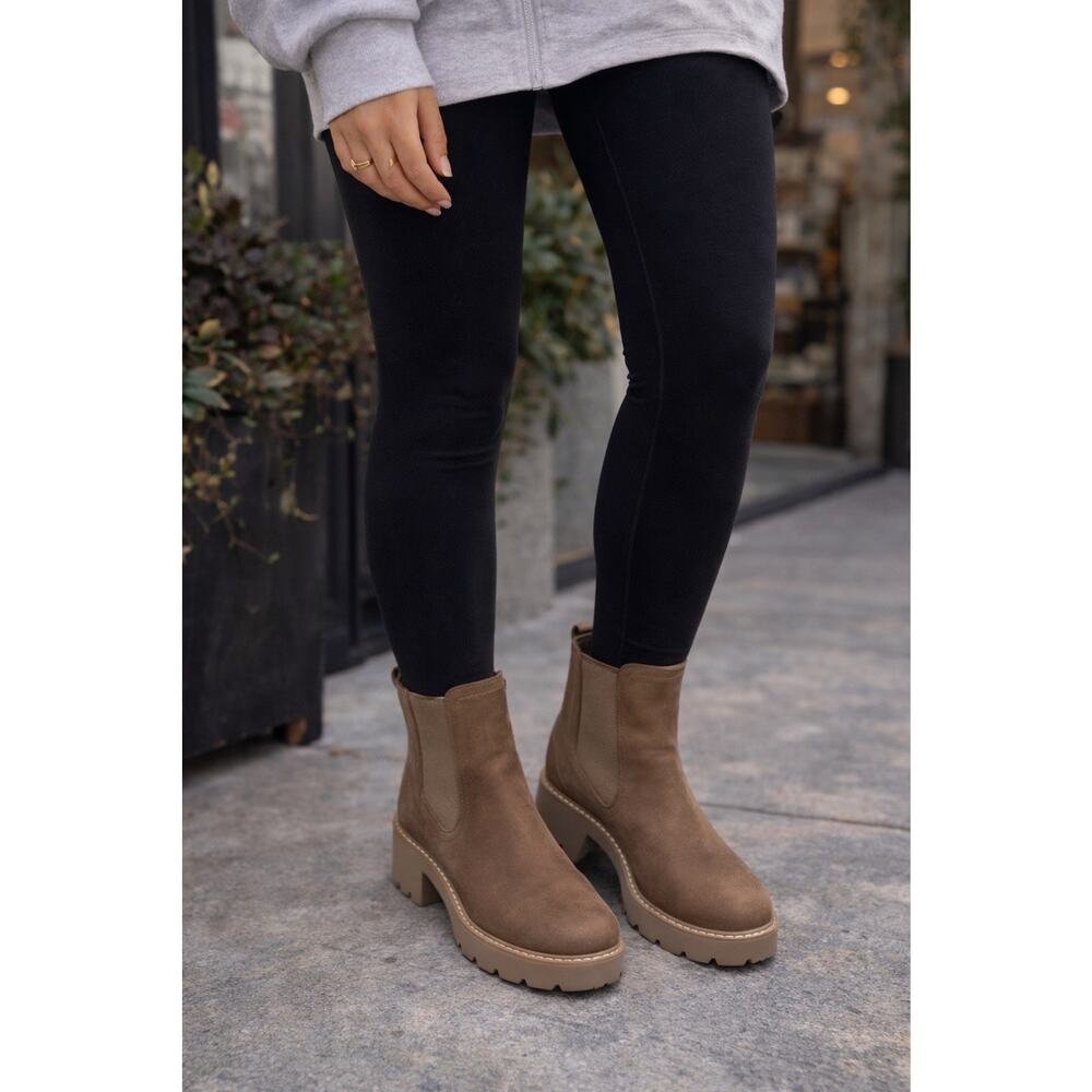 NEW DV by Dolce Vita Women's Tobias Chelsea Ankle Boots Cabincore Suede Size 11